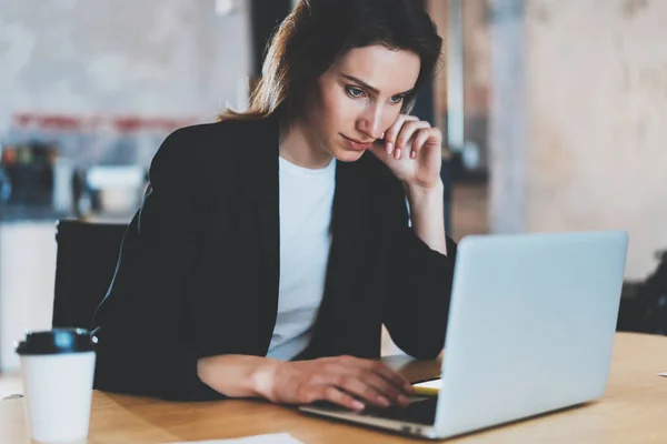 Jonge vrouw die werkt in moderne kantoor loft. Onscherpe achtergrond. Horizontale. — Stockfoto