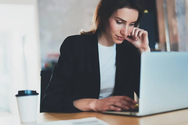 Porträtt av ung vacker affärskvinna använder bärbar dator på moderna kontor. Suddig bakgrund. Horisontell. — Stockfoto