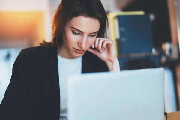 Retrato de close-up de jovem mulher de negócios atraente usando computador portátil no escritório moderno.Fundo borrado. . — Fotografia de Stock