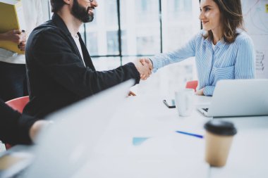 İş ortaklığı anlaşması. Kavramı iki arkadaşları el sıkışma süreci. Büyük toplantı sonrasında başarılı bir anlaşma. Arka plan bulanık.