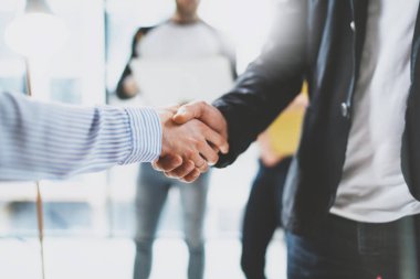 İş ortaklık karşılıklı görünümünü kapatın. Kavramı iki arkadaşları el sıkışma süreci. Büyük toplantı sonrasında başarılı bir anlaşma. Arka plan bulanık.