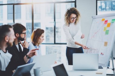 Beyin fırtınası sürecine ofisinde. Genç iş arkadaşlarınızla birlikte modern ofis stüdyo çalışır. Horizontal.Blurred arka plan. Kırpılmış.