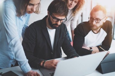 Çalışma süreci fotoğraf. Genç arkadaşları birlikte modern ofis çatı katında çalışma grubu. Arka plan bulanık. Yatay.
