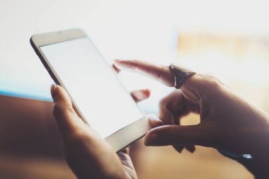 Ekran smartphone gece atmosferik şehirde parmağında dokunmadan kadın. Eller manifatura mesaj cep telefonu. Portre üzerinde arka plan bulanık. İşaret fişekleri, bokeh etkileri.