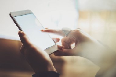 Kız gece atmosferik şehirde ekran smartphone cep telefonu ile işaret parmağı. Eller manifatura mesaj cep telefonu. Portre üzerinde arka plan bulanık. İşaret fişekleri, bokeh etkileri.