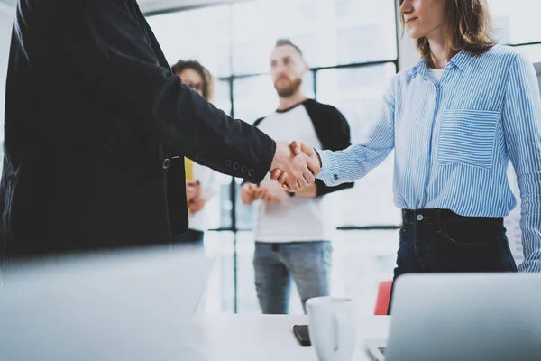 Begrip twee collega's handshaking proces. Business partnerschap handdruk. Onscherpe achtergrond. — Stockfoto