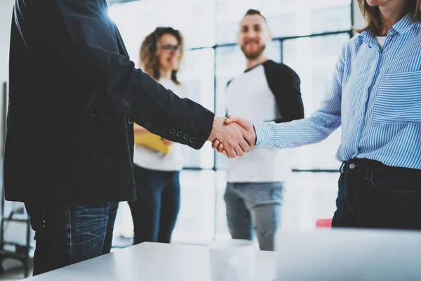 Begrip twee collega's handshaking proces. Business partnerschap handdruk. Onscherpe achtergrond. Bijgesneden. — Stockfoto