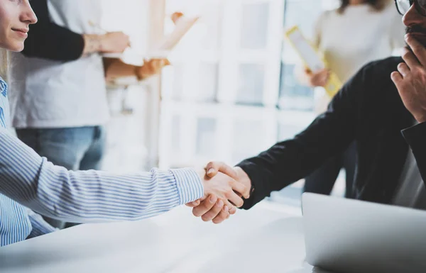 Begrip twee collega's handshaking proces. Business partnerschap handdruk. Succesvolle deal na grote bijeenkomst op zonnige vergaderruimte. Bijgesneden. — Stockfoto