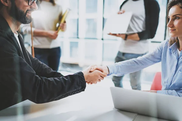 Concept collega's team handshaking proces. Business partnerschap handdruk. Succesvolle deal na grote bijeenkomst op zonnige vergaderruimte. — Stockfoto