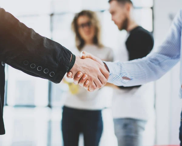 Close-up van business partnerschap handdruk. Begrip twee collega's handshaking proces. Succesvolle deal na grote bijeenkomst. Onscherpe achtergrond. — Stockfoto