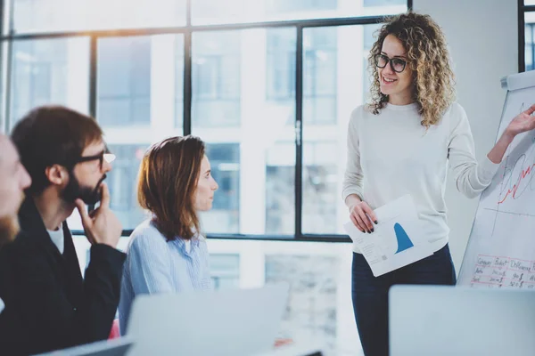 Brainstormen proces op kantoor. Jonge collega's moderne vergaderzaal samen te werken. Horizontal.Blurred achtergrond. — Stockfoto