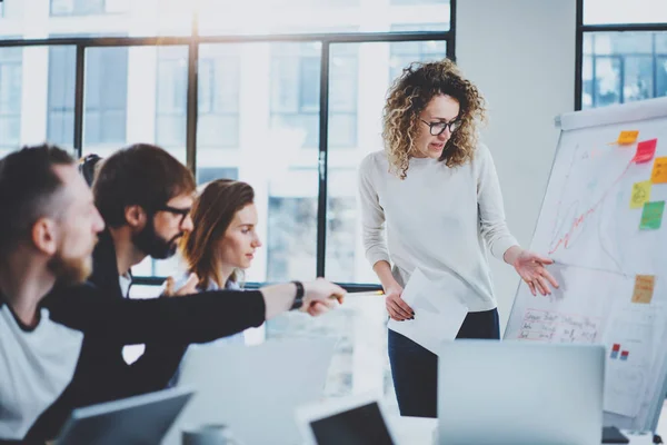 Processo de brainstorming no escritório.Jovens colegas de trabalho trabalham juntos escritório moderno studio.Horizontal.Blurred fundo . — Fotografia de Stock