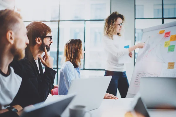 Brainstorming prosess hos office.Unge medarbeidere som jobber sammen om nye ideer på et moderne møte rom.Horizontal.Tydelig bakgrunn . – stockfoto