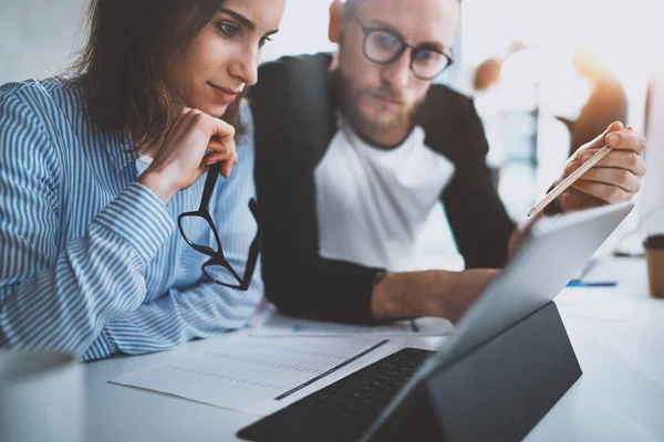 Medarbetare-team som arbetar tillsammans med laptop på mötesrum på soliga kontor. Horizontal.Blurred bakgrund. — Stockfoto