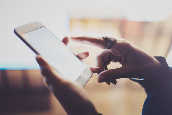 Kvinna att röra fingret på skärmen smartphone i natt atmosfäriska staden. Kvinnliga händer SMS meddelande mobiltelefon. Närbild på suddig bakgrund. Nödraketer, bokeh effekter. — Stockfoto