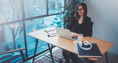 Modern ofis işyerinde çalışan yakışıklı sarışın işkadını. Yatay. Arka plan bulanık.