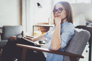 Yakışıklı genç sarışın gözlüklü ve güneşli işyeri elektronik dokunmatik tablet bilgisayar kullanarak. Yatay. Arka plan bulanık.