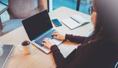 Modern ofis çatı katında çalışan genç kadın. Arka plan bulanık. Yatay.