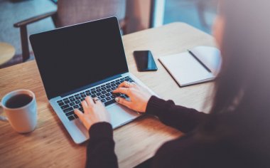 Modern ofis çatı katında çalışan genç kadın. Arka plan bulanık. Yatay yakın çekim.