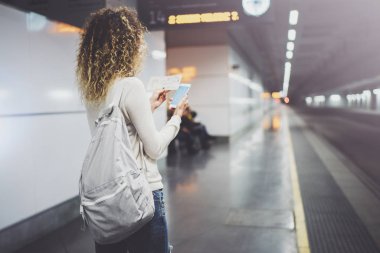 Güzel kız konuşma tatil seyahat için cep telefonu app kullanarak mutlu. Demiryolu tren istasyonu beklerken smartphone kullanarak transit platformda çekici kadın.