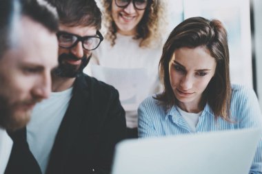 İş proje ekibi birlikte güneşli toplantı odasında ofisinde çalışıyor. Beyin fırtınası işlem kavramı. Horizontal.Blurred arka plan