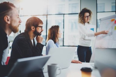 İş arkadaşlarınızla birlikte güneşli toplantı salonunda yeni iş sunumu üzerinde çalışma grubu. Horizontal.Blurred arka plan.