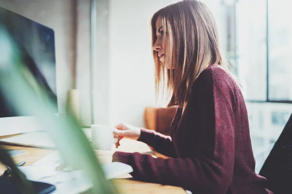 Atractiva joven empresaria que utiliza la computadora de escritorio en el lugar de trabajo moderno en office.Blurred background.Horizontal . — Foto de Stock