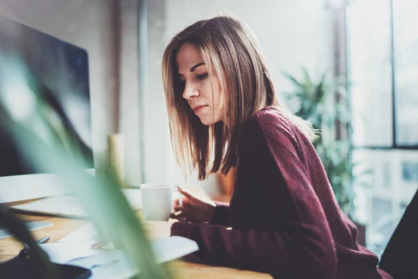 Aantrekkelijke jonge zakenvrouw desktopcomputer gebruikt bij moderne werkplek op kantoor. Onscherpe achtergrond. Horizontale. — Stockfoto