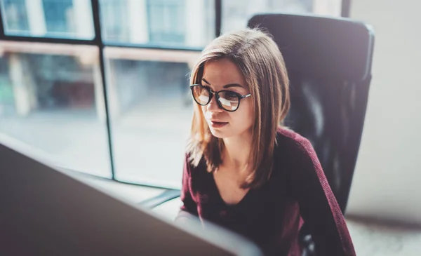 Jovem empresária atraente usando computador desktop no local de trabalho moderno no escritório.Fundo borrado. . — Fotografia de Stock