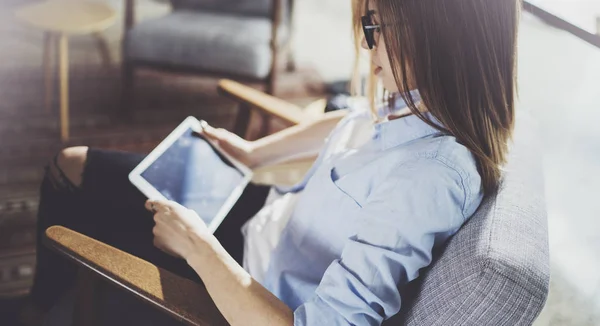 Joven hermosa estudiante usando almohadilla táctil en el moderno lugar de coworking. Freelancer chica trabajando en su tableta digital . —  Fotos de Stock