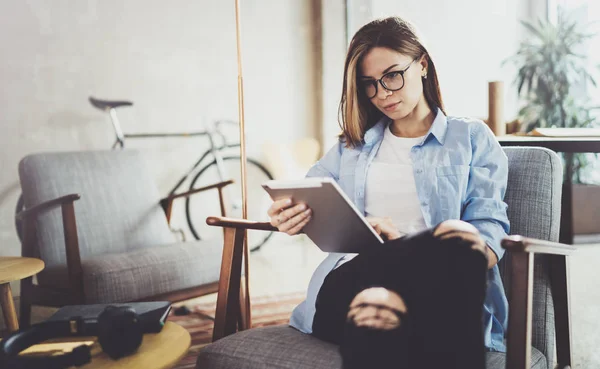 Jeune belle femme hipster naviguant avec dispositif à écran tactile au lieu de travail de coworking moderne . — Photo