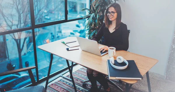 Gece ofiste iş işlemi sırasında yeni bir iş çözüm arayanlar için mobil dizüstü bilgisayar kullanan mutlu girişimci kadın. Arka plan bulanık.