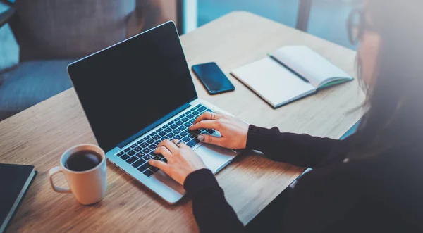 Modern ofis çatı katında çalışan genç kadın. Arka plan bulanık. Yatay portre. — Stok fotoğraf