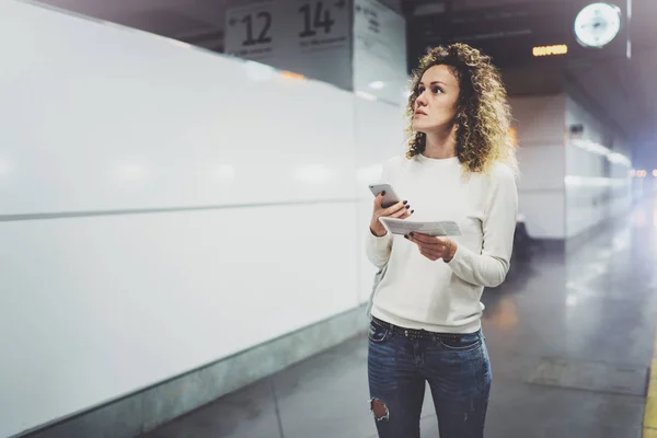 Hermosa chica feliz utilizando la aplicación de teléfono móvil para la conversación en viajes de vacaciones.Mujer atractiva en la plataforma de tránsito utilizando el teléfono inteligente mientras espera tren en la estación . —  Fotos de Stock