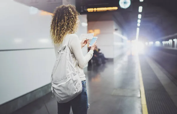 Mooi meisje gelukkig met mobiele telefoon app voor gesprek in vakantiereizen. Aantrekkelijke vrouw op doorreis platform met behulp van de smartphone tijdens het wachten rail trein op station. — Stockfoto