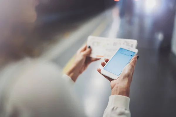 Närbild bild av kvinna på transit plattform med smartphone för göra foto av tågbiljett väntan järnväg tåg på tunnelbanestation. — Stockfoto