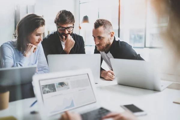 Glückliches Business-Team, das sich im sonnigen Besprechungsraum unterhält.. — Stockfoto