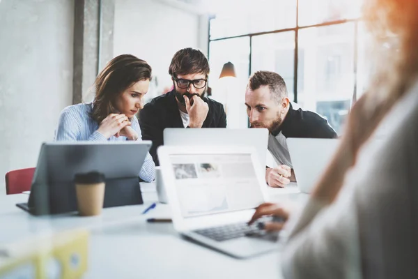 Groep van jonge collega's samenwerken moderne kantoor studio. Gelukkig business team maken van gesprek. Horizontal.Blurred achtergrond. — Stockfoto