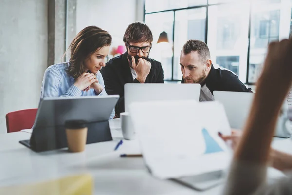 Proceso de lluvia de ideas en la oficina soleada.Los compañeros de trabajo jóvenes trabajan juntos estudio moderno de la oficina.Equipo de negocios feliz haciendo conversación.Horizontal.Blurred fondo . —  Fotos de Stock