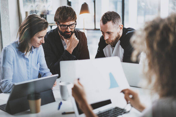 Процесс мозгового штурма в офисе. Молодые коллеги работают вместе в современной офисной студии. Счастливая деловая команда ведет беседу.
.