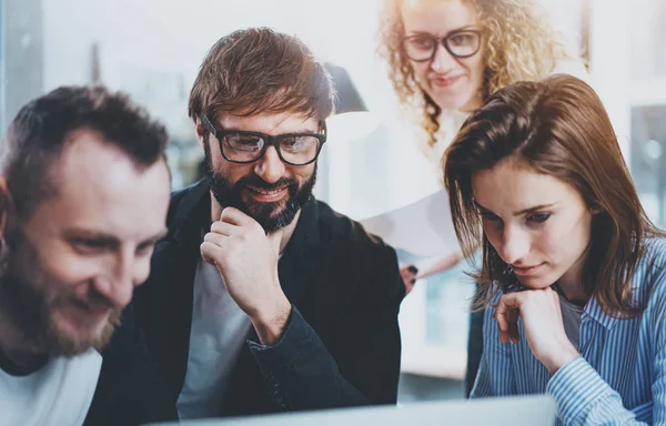 Concepto de proceso de trabajo en equipo.Felices compañeros de trabajo trabajan con un nuevo proyecto de startup en una oficina soleada.Fondo horizontal y borroso . — Foto de Stock