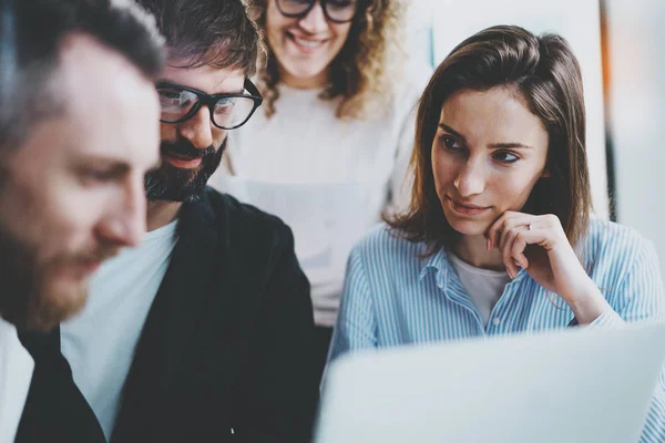 Forretningsprosjektgruppe jobber sammen på et solrikt møterom på offic.Brainstorming prosess konsept.Horizontal.Tydelig bakgrunn – stockfoto