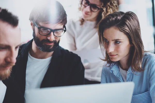 Business Project team che lavorano insieme nella soleggiata sala riunioni dell'ufficio.Concetto di processo di brainstorming Horizontal.Sfondo sfumato — Foto Stock