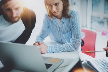 Office kavramı, beyin fırtınası sürecine. Genç iş arkadaşlarınızla birlikte güneşli office stüdyo çalışması.