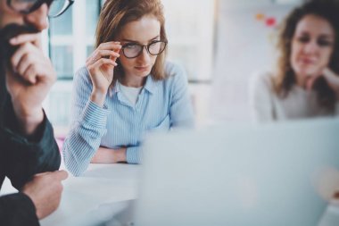 Genç Girişimciler modern coworking office birlikte çalışma iş adamı.