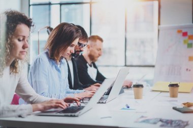 Ekip çalışması işlem kavramı. Genç arkadaşları ile yeni başlangıç proje güneşli ofiste çalışmak. Yatay, bulanık arka plan.