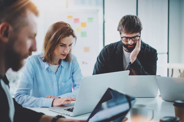 Mensen vergadering bedrijfsconcept. Nieuwe project ploegleider maken van gesprek op de vergaderzaal met partners op kantoor. Horizontal.Blurred achtergrond. — Stockfoto