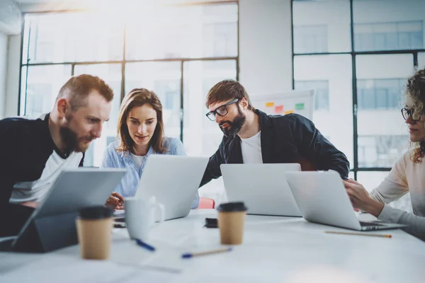 Ungt næringslivsteam samarbeider i møterom på solfylte kontorer.Coworkers brainstorming process concept.Horizontal.Tydelig bakgrunn – stockfoto