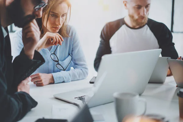 Vergadering bedrijfsconcept. Collega's team werken met mobiele computer op moderne kantoor. Het analyseren van businessplannen, met behulp van de laptop. Onscherpe achtergrond. Horizontale. — Stockfoto