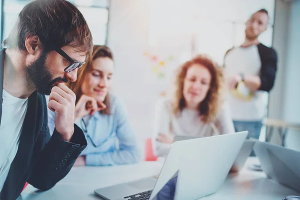 Geschäftsteam unterhält sich im sonnigen Besprechungsraum.. — Stockfoto